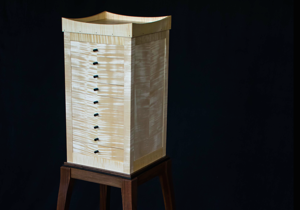 El ebanista Lorenzo García presenta su último mueble de autor: el joyero Gilda