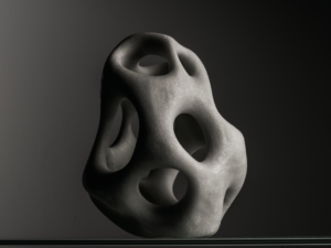 El artista Joseba Lekuona Yaben logra transmitir la complejidad de la raza humana a través de las formas de sus esculturas de piedra