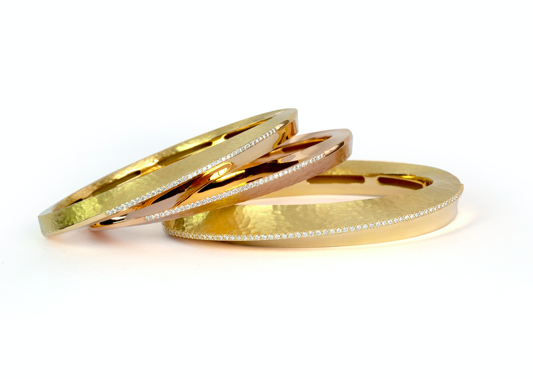 González Larrauri provides us with guidance on how to invest in a piece of jewelry that will also work for daily life