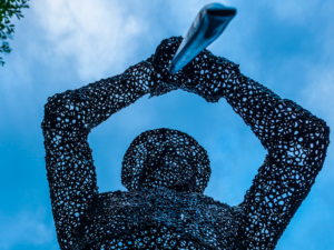 Víctor Goikoetxea recupera la memoria histórica de una profesión perdida a través de la escultura