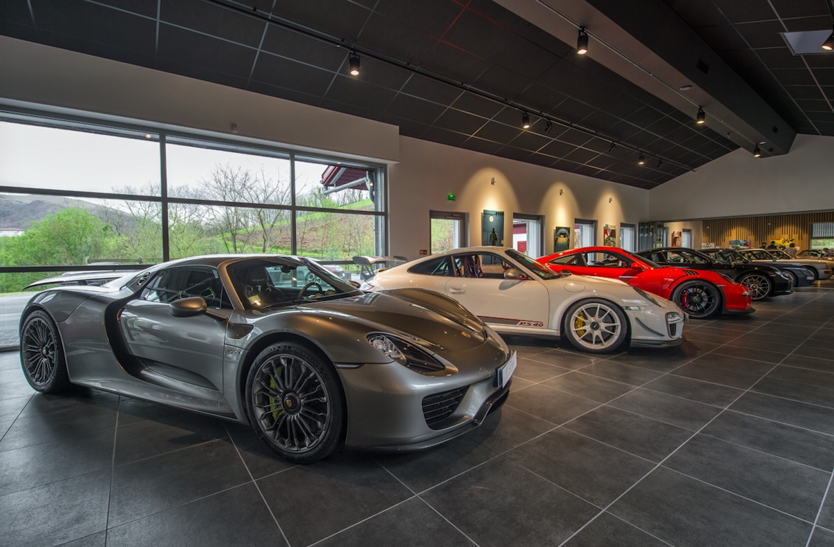 El 911 SC Targa, el Carrera GT, el 930 Turbo o el superdeportivo Spyder 918. Los caballos más veloces de Porsche se guardan en unas caballerizas del País Vasco francés