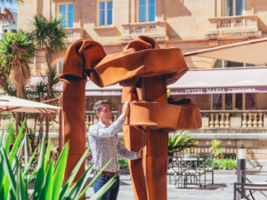 Iñigo Manterola expone su obra en el Secret Garden del Hotel María Cristina