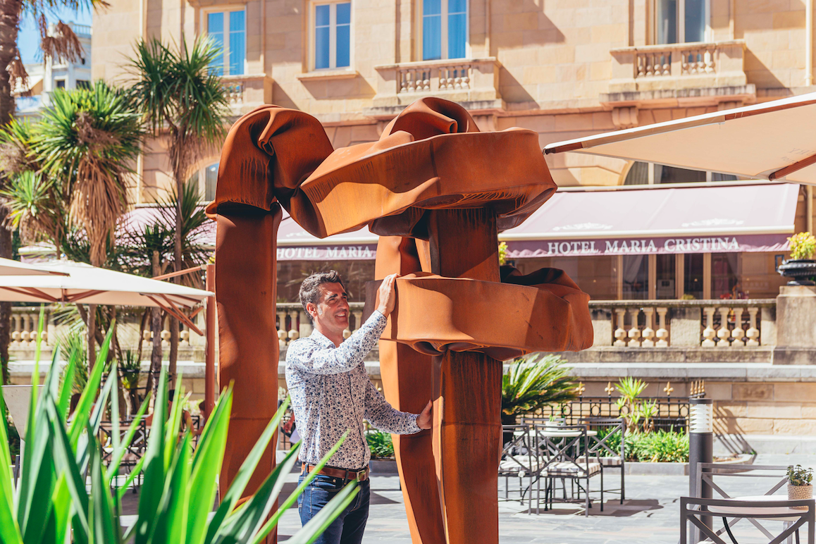 Iñigo Manterola expone su obra en el Secret Garden del Hotel María Cristina