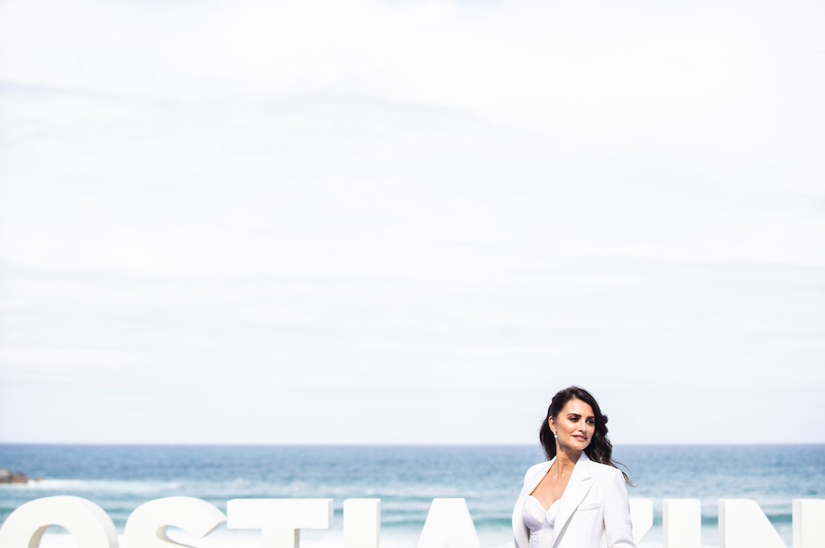 Penélope Cruz, Donald Sutherland, Monica Bellucci, and Chris Hemsworth are among the actors who have passed before the camera of photographer Mikel Blasco