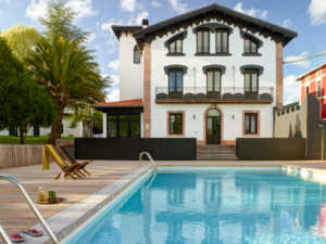 We enter the most exclusive holiday villa in Biscay: it is in Urdaibai and dates back to 1830