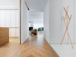 Técnicas industriales, artesanía y materiales nobles: visitamos los hogares creados por Ana Tena