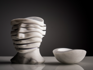 Platos con mucho arte: crean la primera vajilla de mármol de Carrara con forma de busto