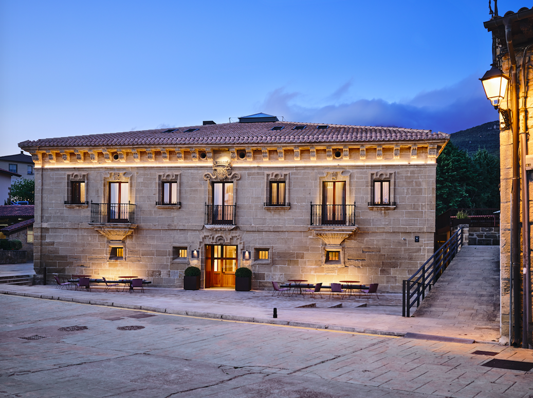 La familia Rothschild inaugura un hotel del lujo en Rioja Alavesa