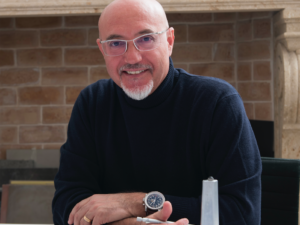 Giuseppe Bavuso, one of the most prominent architects and designers in the world, is the mastermind behind the Cover Freestanding cabinet system made by Rimadesio