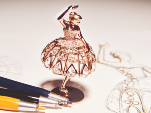 Alex Vallejo pays tribute to “The Steadfast Tin Soldier” with the creation of a dancer in rose gold, diamonds, and white quartz and a silver and diamond soldier