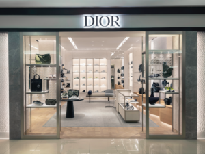 El artista vasco Víctor Goikoetxea deja su impronta en la nueva boutique de Dior en México