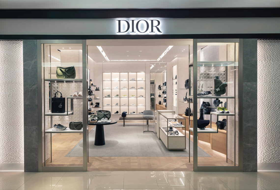 El artista vasco Víctor Goikoetxea deja su impronta en la nueva boutique de Dior en México