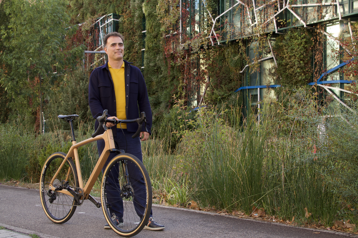 Aitor Delgado: a luxury host for you to get to know the Basque Country from top to bottom (and on wheels)