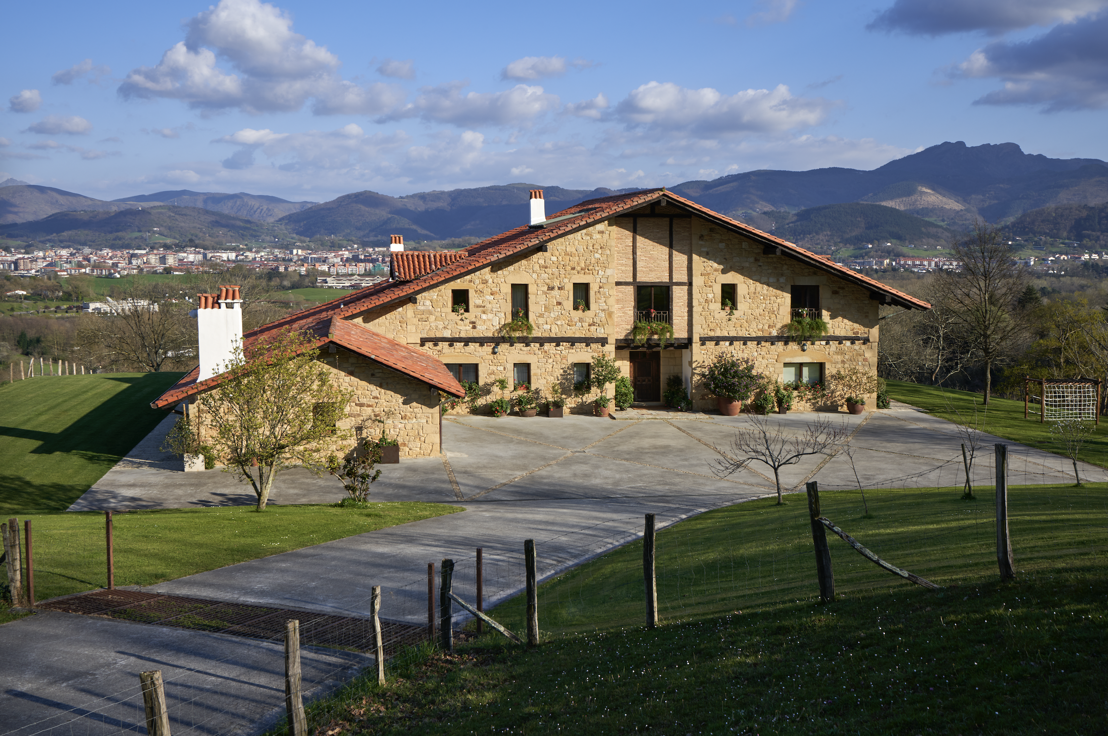 Arbaso and Basalore: accommodation options where you can experience the essence of the Basque region and culture with all five senses