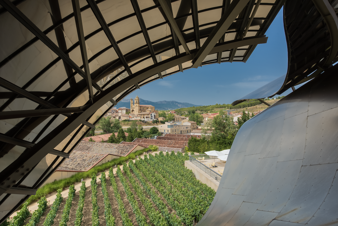 Marqués de Riscal: un hotel del siglo XXI en la bodega más antigua de Álava