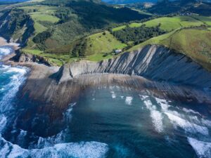 Geoparkea: an unreal world of cliffs where time becomes a mere anecdote
