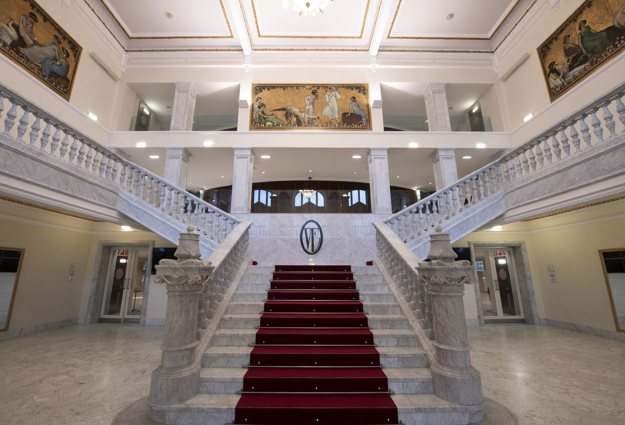 Teatro Victoria Eugenia: monumental character and tons of history at the service of culture