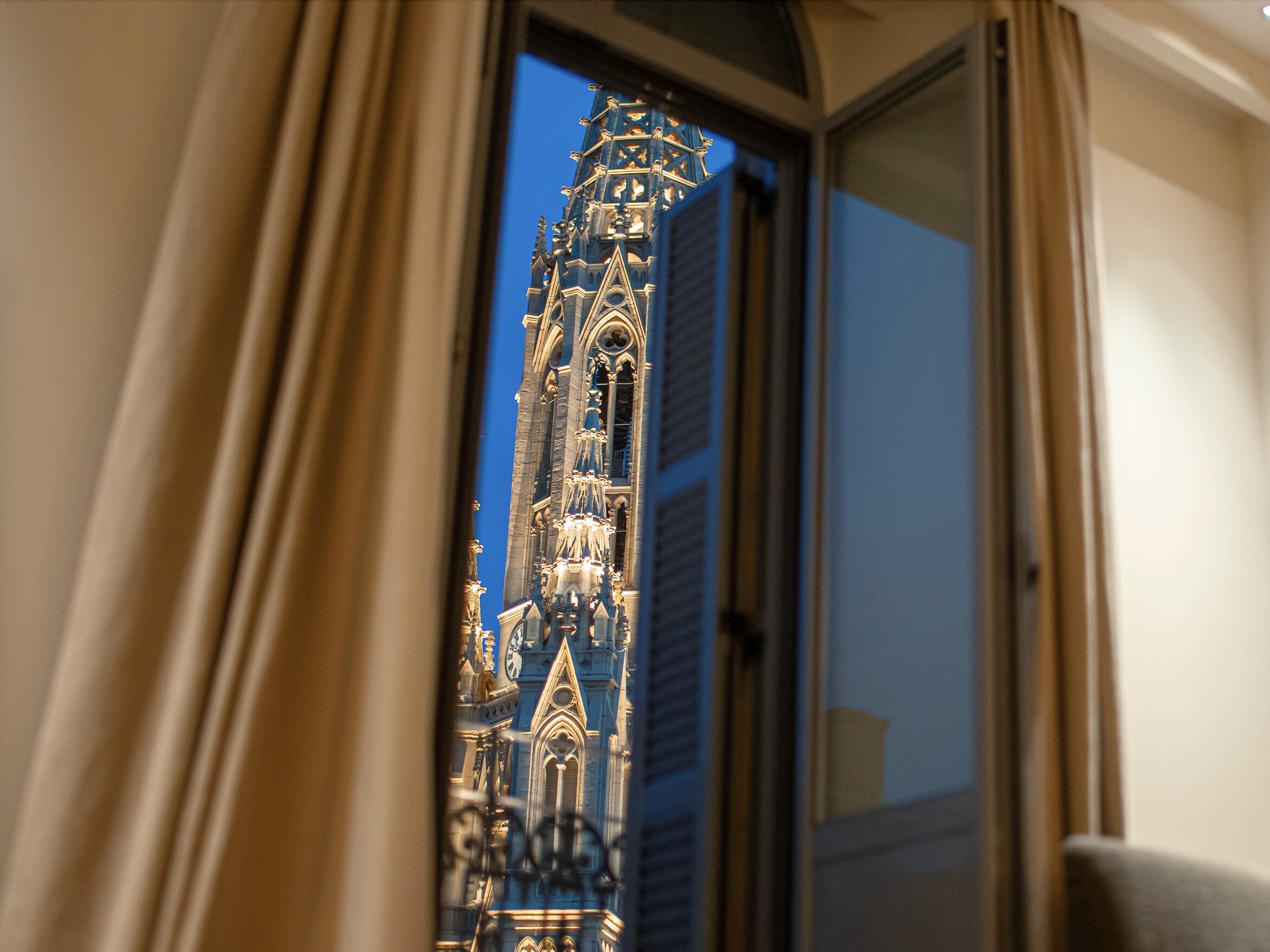 Ilargi Junior Suite: the best room to discover the newly restored Buen Pastor Cathedral
