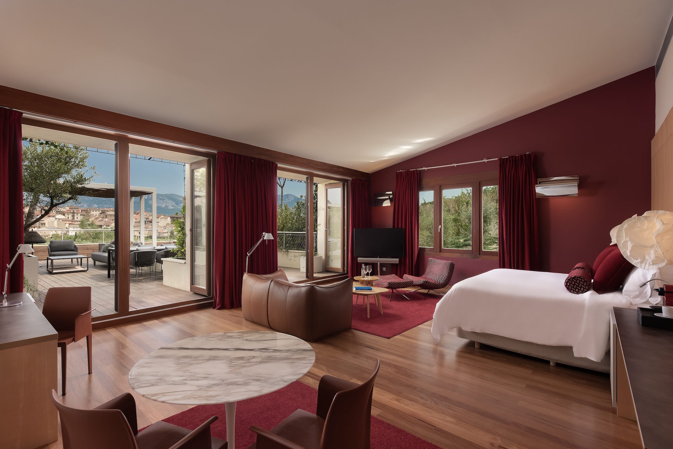 Suite Riscal con Terraza sorprende con unas vistas que yuxtaponen la arquitectura de Frank Gehry con la del siglo XVI