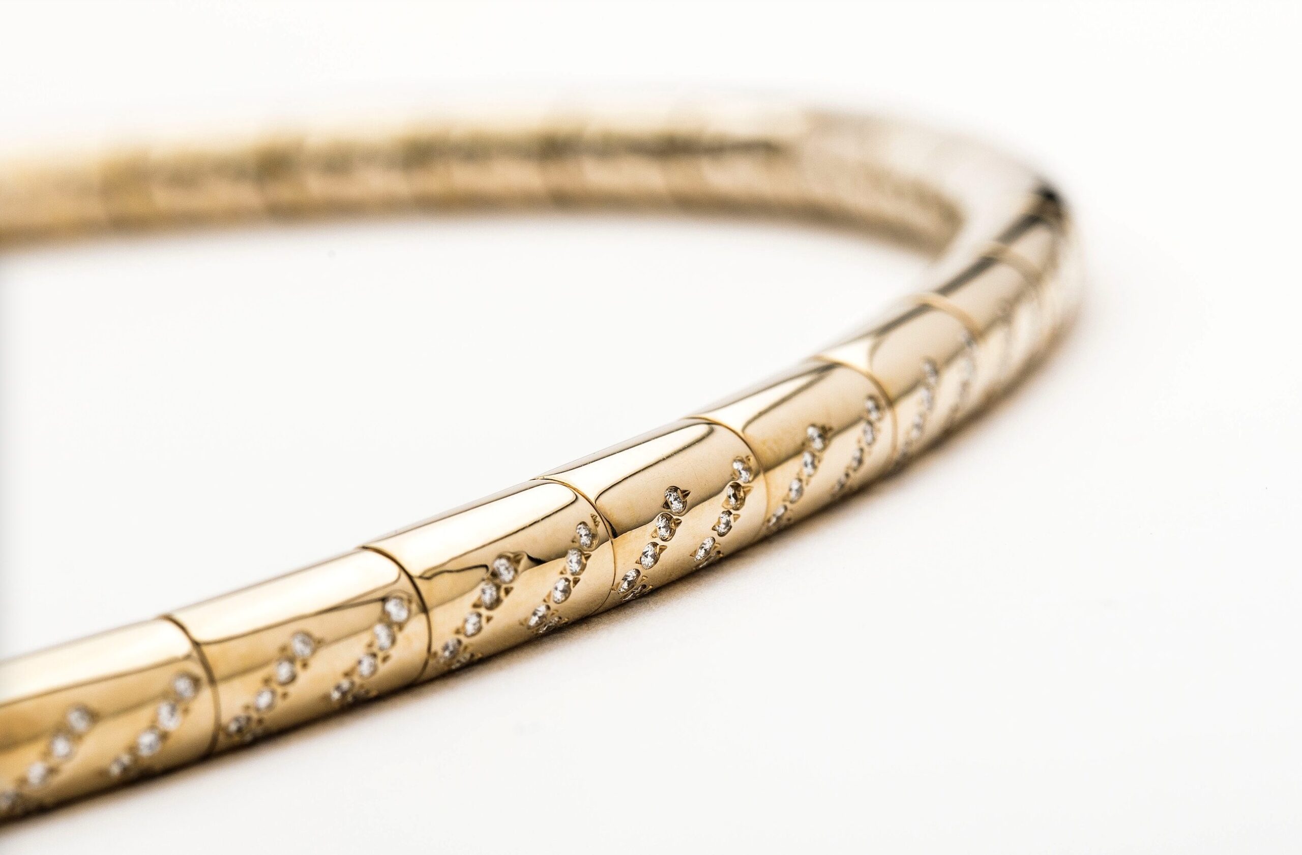 Montiel puts its “Historical Jewels” collection on sale, made up of exclusive pieces by Pomellato, Vhernier, and Mikimoto