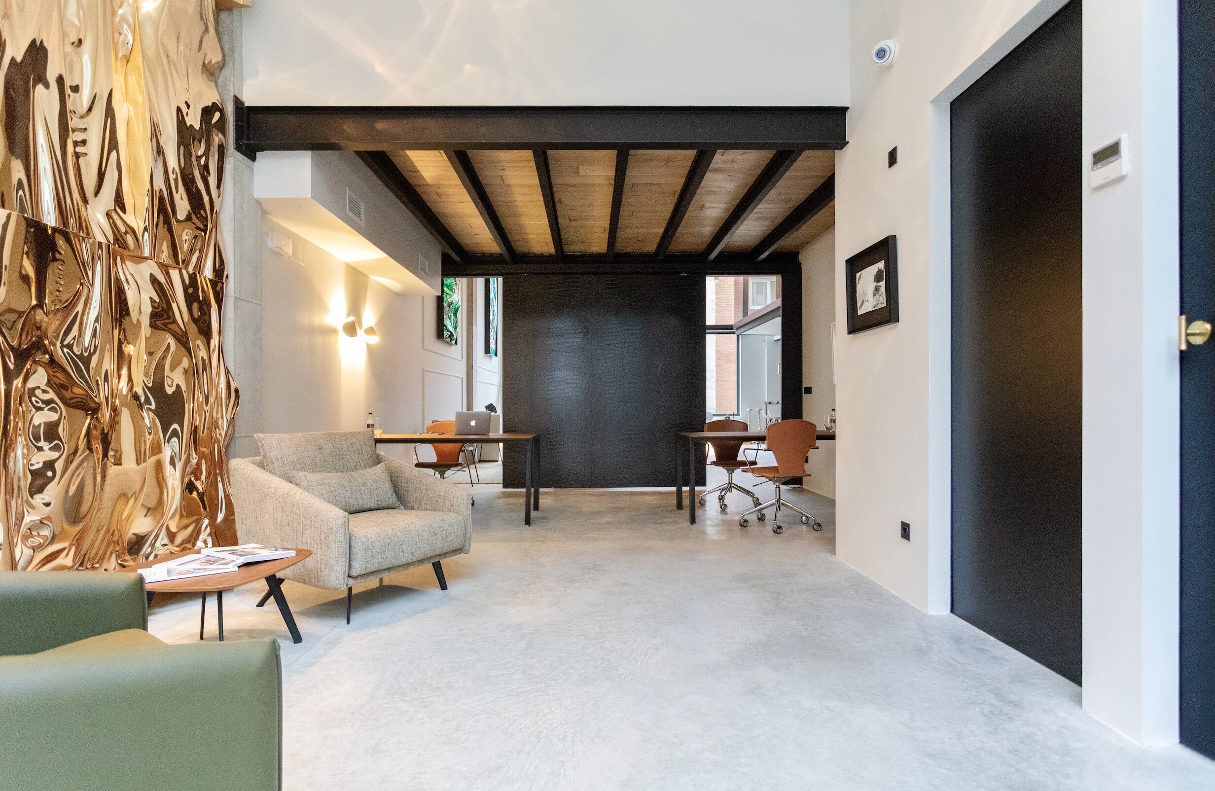 Myriam Larrea: originality and excellence in materials, textures, and volumes for offices, hotels, restaurants, and homes