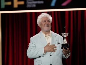 Pedro Almodóvar recibe el Premio Donostia y realiza una encendida defensa de la libertad 44 años después de debutar en el Festival