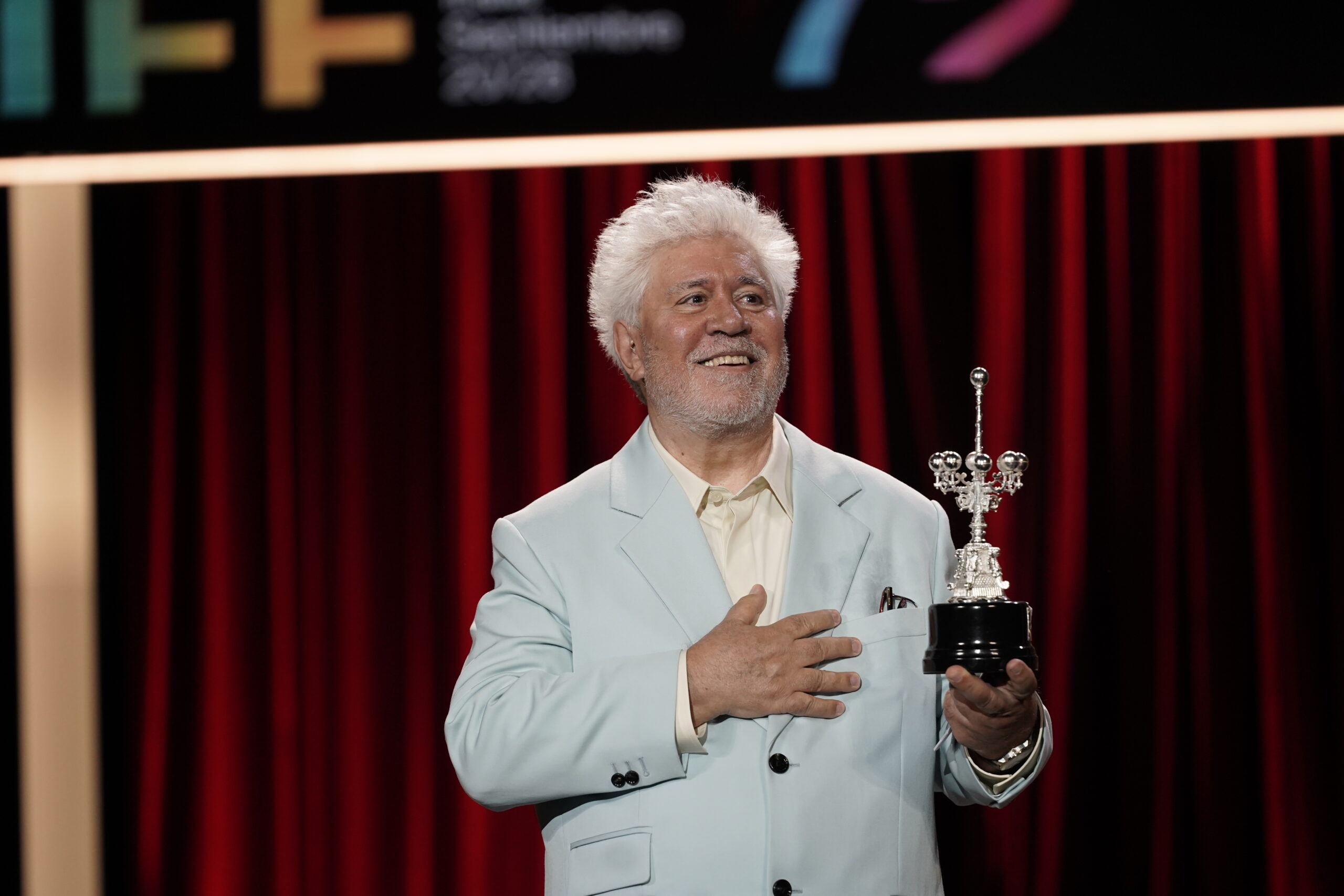 Pedro Almodóvar recibe el Premio Donostia y realiza una encendida defensa de la libertad 44 años después de debutar en el Festival