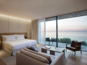 Akelaŕe: la guía Michelin concede dos Llaves Michelin al hotel Akelaŕe, destacando su compromiso por situar el arte de la hostelería al más alto nivel