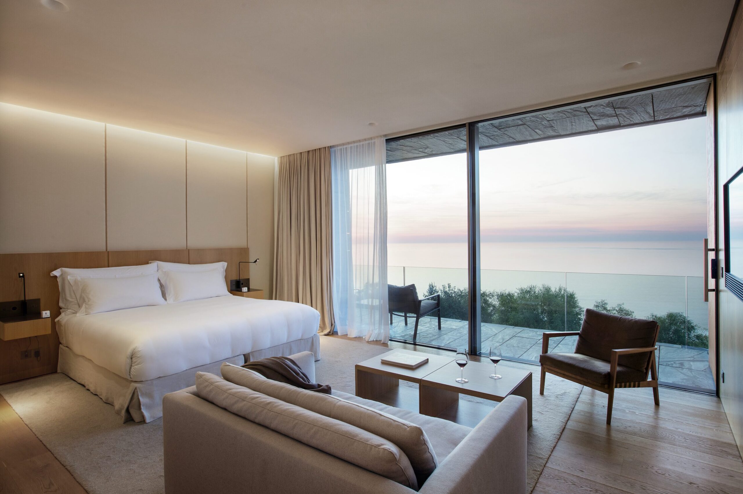 Akelaŕe: la guía Michelin concede dos Llaves Michelin al hotel Akelaŕe, destacando su compromiso por situar el arte de la hostelería al más alto nivel