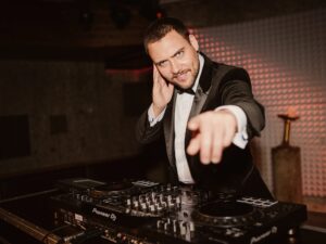 Aldabaldetreku: tuxedos and neutral-toned suits are back in fashion this season