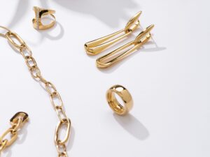 González Larrauri: this iconic jewelry shop in San Sebastián shows its commitment to culture and sport by supporting the International Film Festival, golf tournaments, the Musical Fortnight, the San Sebastián Circuit Spirit, and the Flag La Concha