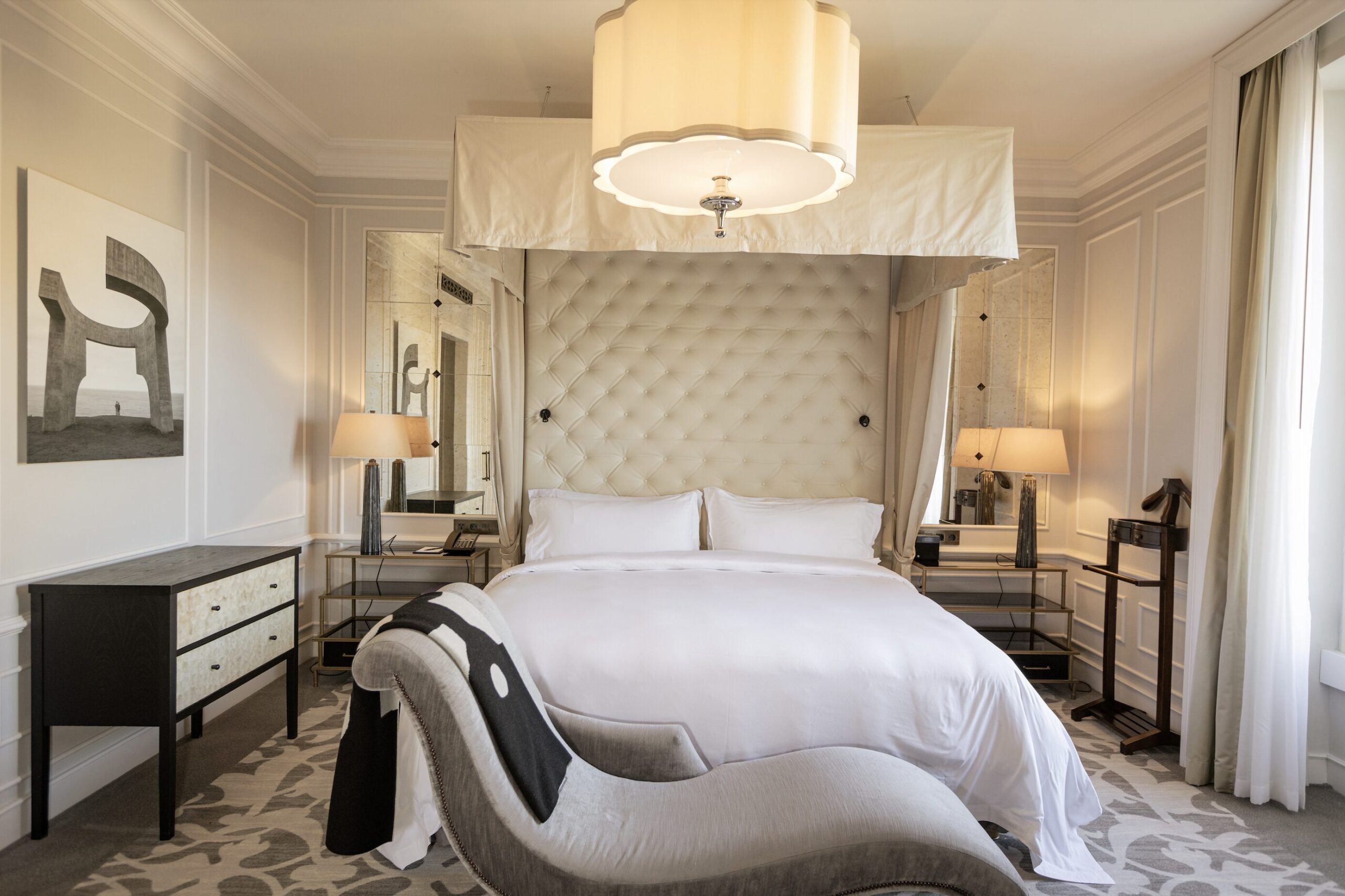 Eduardo Chillida Suite: this new suite at the María Cristina Hotel is designed to represent the artistic universe of the most renowned Basque sculptor