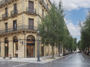Quera: this is the largest jewelry store in the Basque Country, representing brands like Rolex, Cartier, Chanel, and Chopard