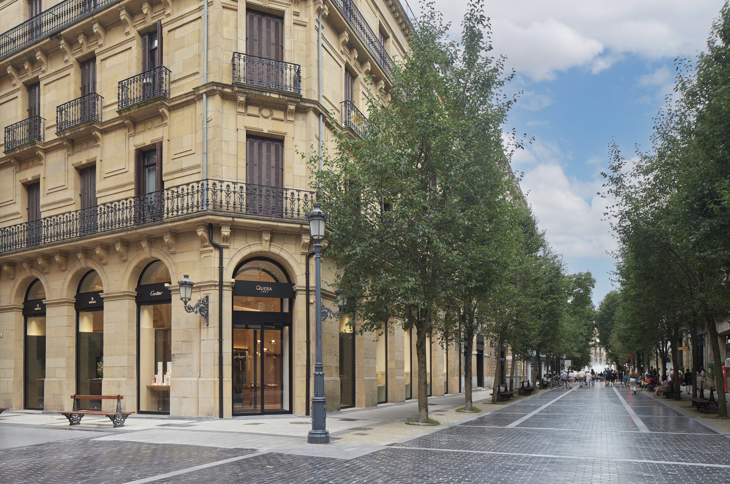 Quera: this is the largest jewelry store in the Basque Country, representing brands like Rolex, Cartier, Chanel, and Chopard