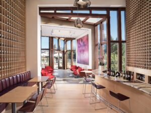 Vinoteca & Bistró: así es el bar diseñado por el afamado Frank Gehry, que sorprende por sus desafiantes líneas arquitectónicas