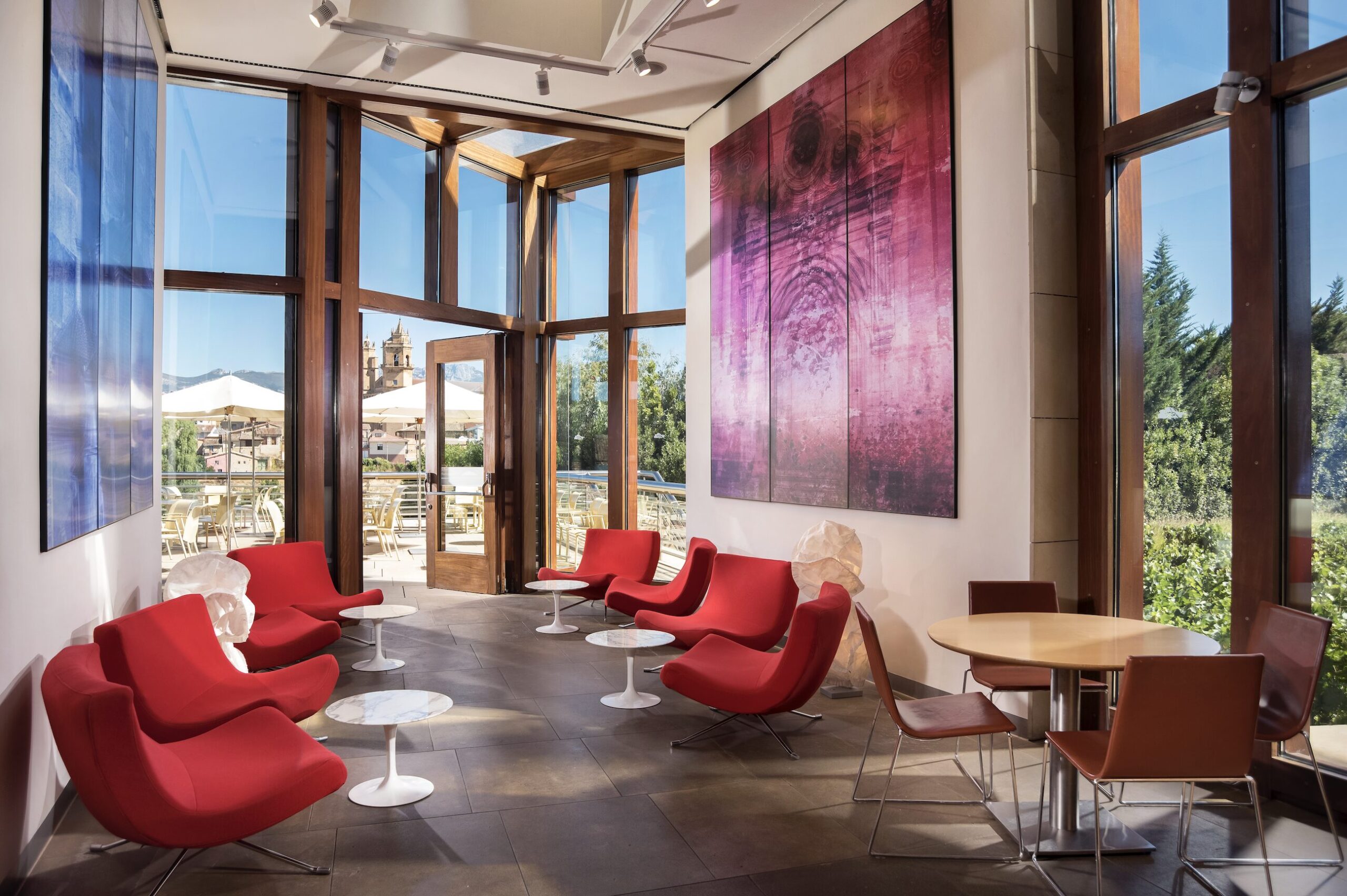 Vinoteca & Bistró: this is the bar designed by the famous Frank Gehry which surprises all who visit it with its impossible architectural lines