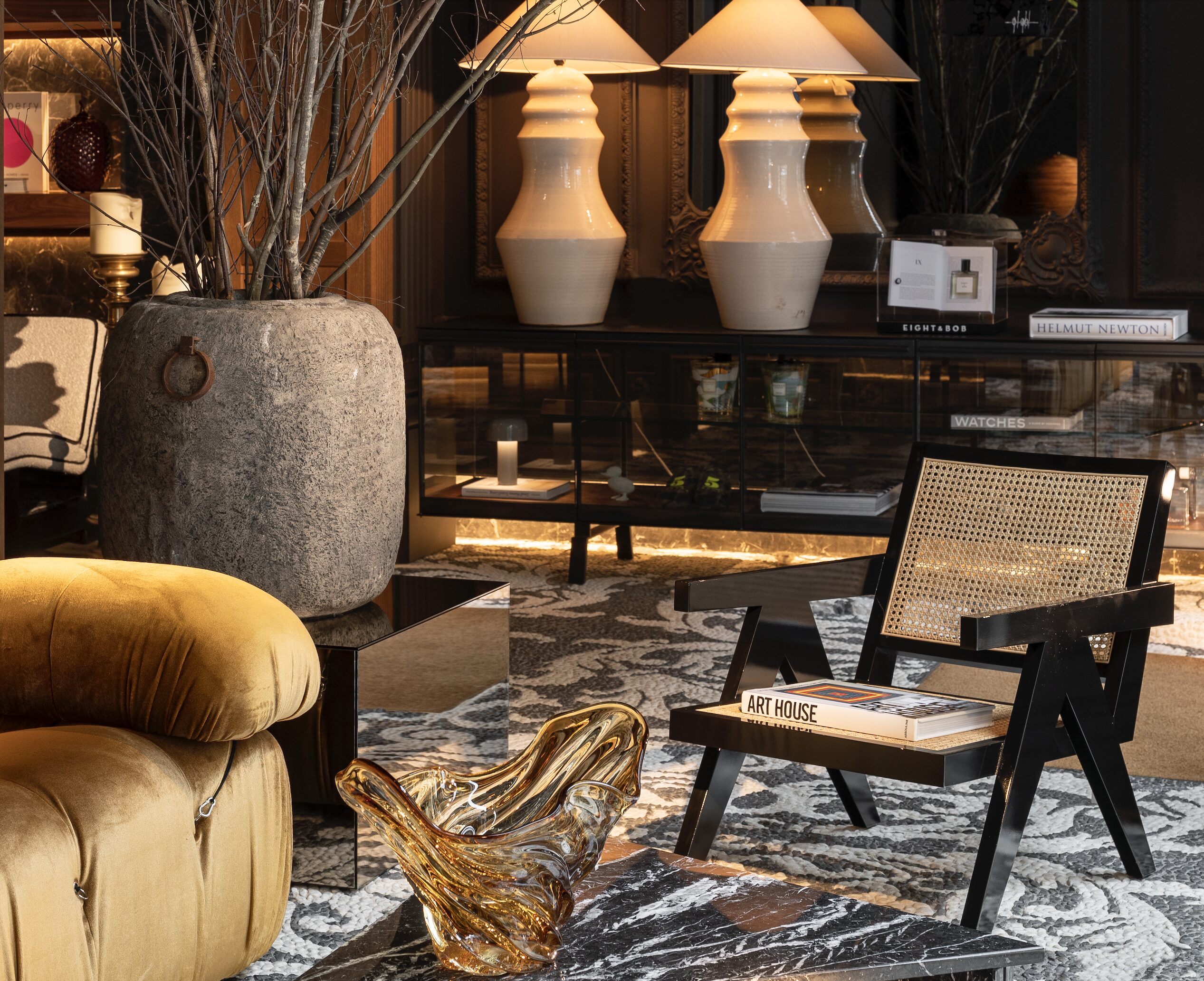 Veluto: interior designer Iñigo Iriarte surprises visitors with this space where antiques, unique furniture, limited edition books, niche perfumery, works of art, and decorative items are all on display