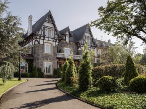 Villa Soro: un hotel con mucho arte nacido de la cuidadosa rehabilitación de una villa concebida por el prestigioso arquitecto Luis Elizalde a finales del siglo XIX