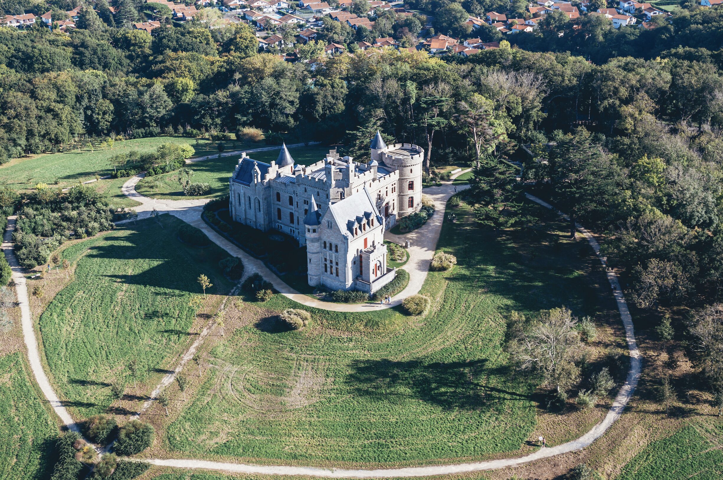 BASQUE LUXURY HELICOPTER: panoramic flights, a helitaxi service, and high-flying gastronomic tours