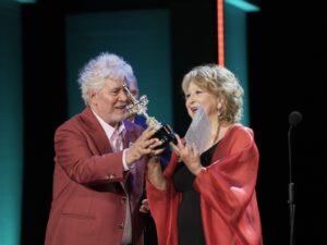 Esther García recibe el Premio Donostia con una defensa del cine como herramienta para un mundo mejor