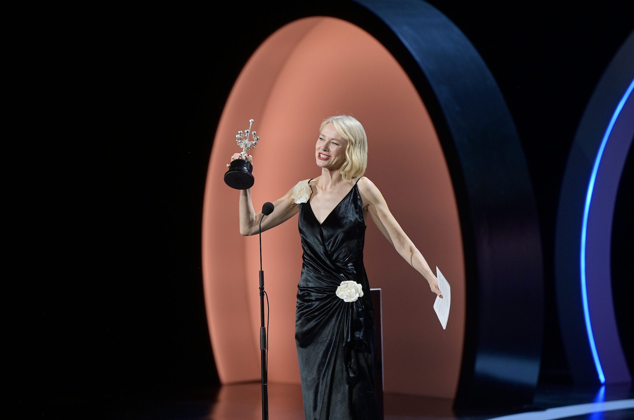 Naomi Watts: «La satisfacción de ser actriz es pasar la vida intentando habitar a otras personas y, en el camino, descubrir más de ti misma»